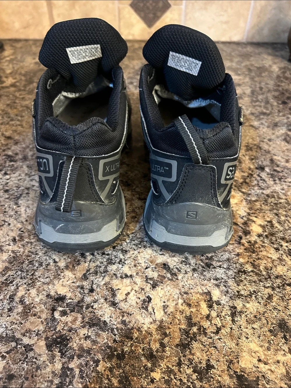 Salomon Men's Black and Gray Trail Running Shoes